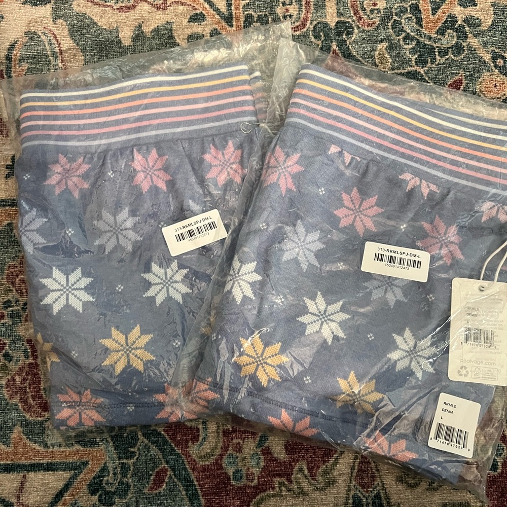 NWT Mountain Love Periwinkle Lounge shorts
L / Denim